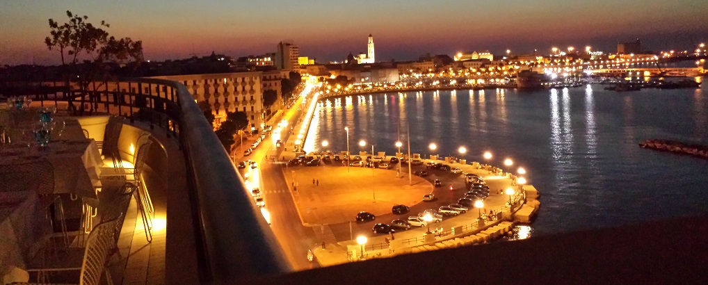Voglia di felicità. A Bari sbanca la terrazza sul mare