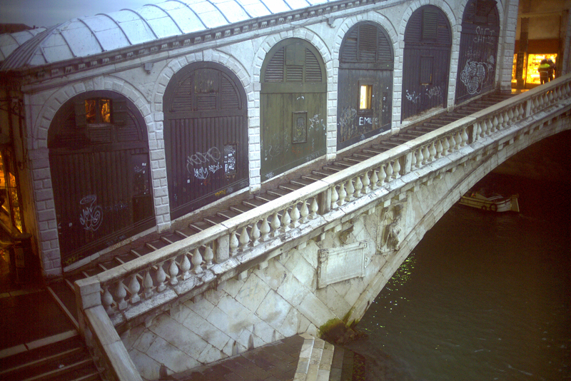 Ponte di Rialto: da domani iniziano le operazioni di pulizia