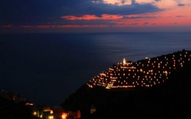 A Manarola l’accensione della più grande natività del mondo. Video