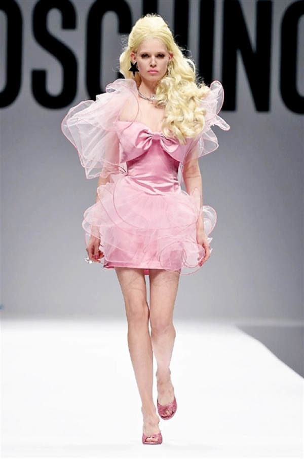 MFW. Rosa, rosa, rosa per la P/E di Moschino