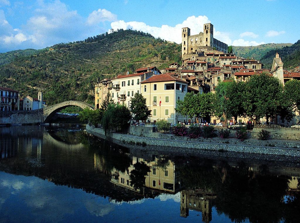 Borghi di Liguria / L’antica eleganza di Dolceacqua