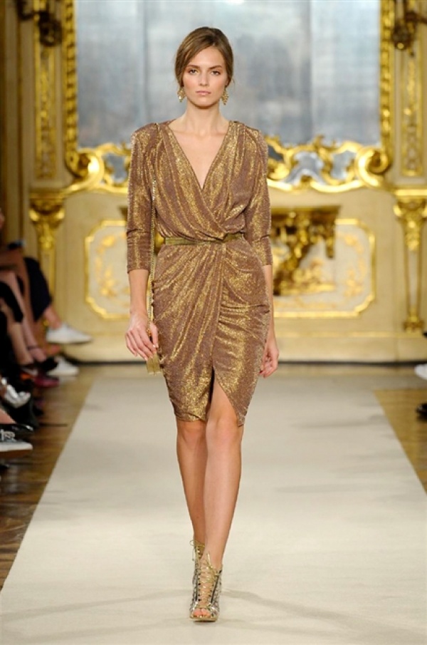 MFW. Elisebetta Franchi debutta in passerella tra losanghe frange e paillettes