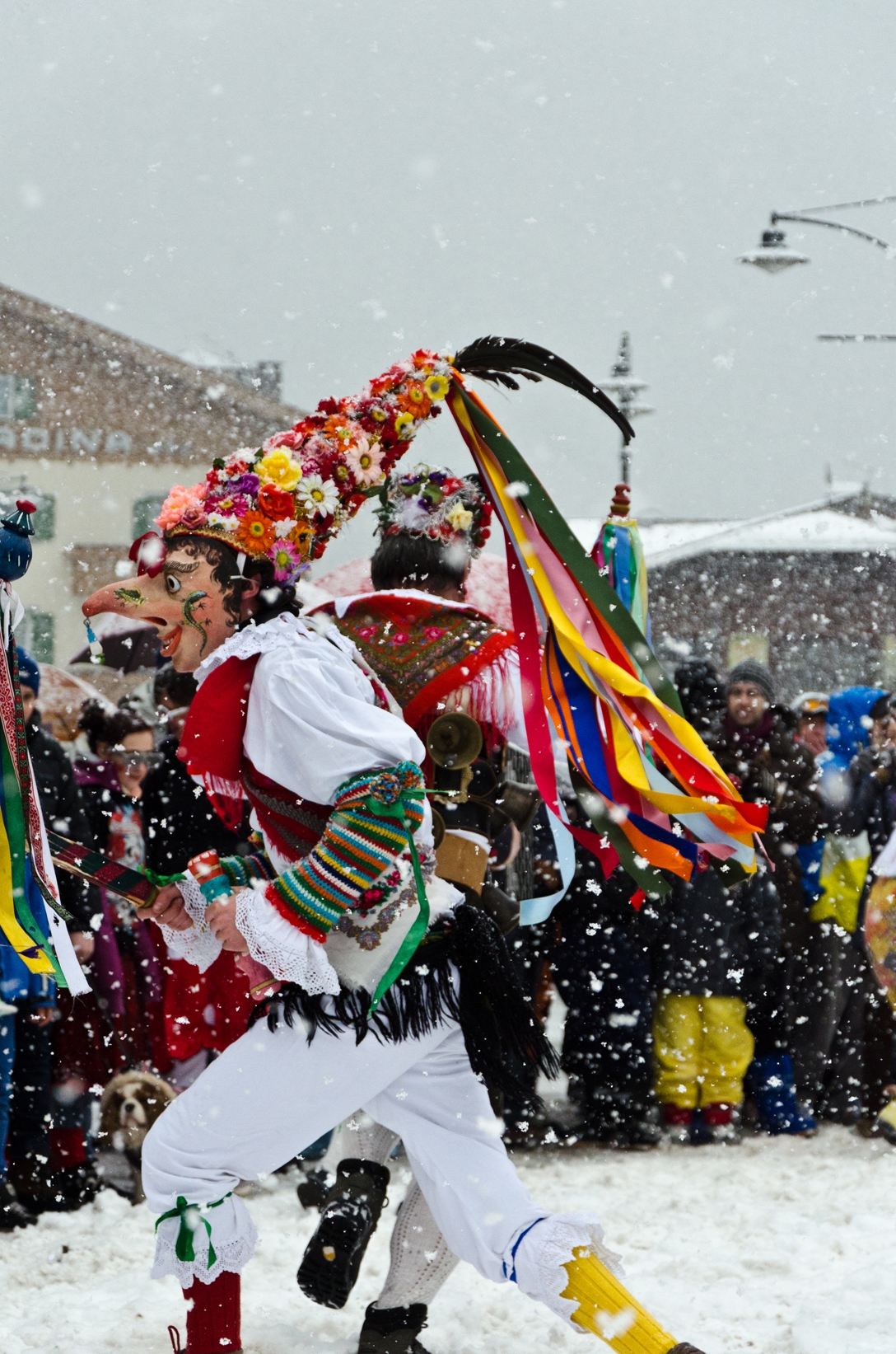 Belli e brutti in Val di Fassa a carnevale sfilano tutti