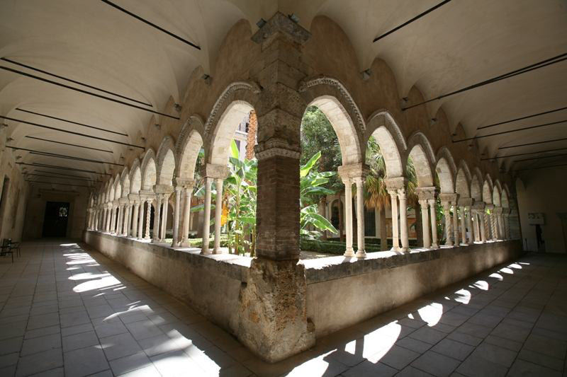 “Una marina di libri”, Amg illumina il chiostro del complesso dei Domenicani