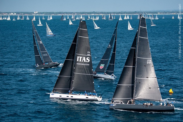 La 151 Miglia-Trofeo Cetilar a vele spiegate