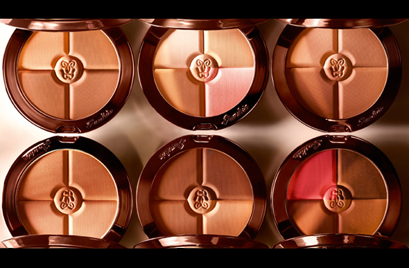 Video. Abbronzatissima anche sotto la pioggia incessante