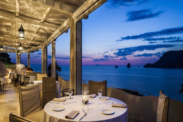 Tutti a cena al Therasia Resort Sea & Spa