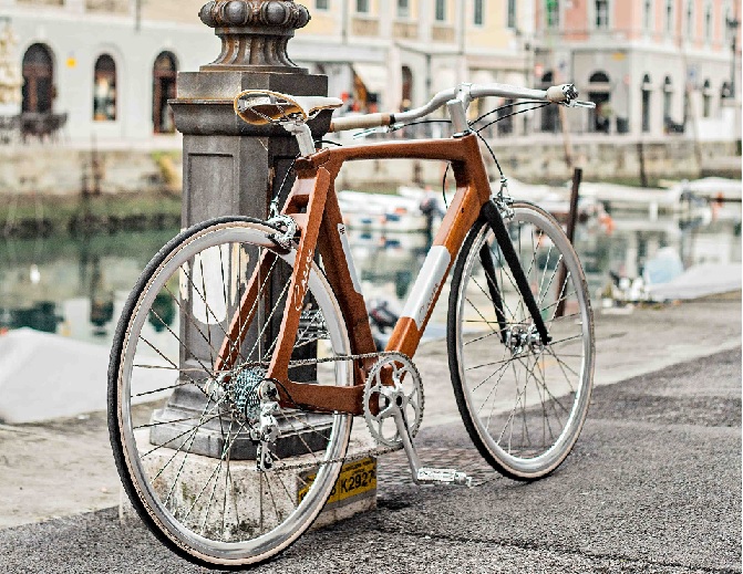 Una bicicletta fatta dai maestri d’ascia