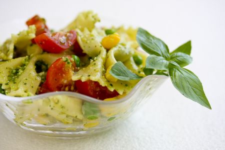 Insalata di pasta con zafferano, mozzarella e prosciutto