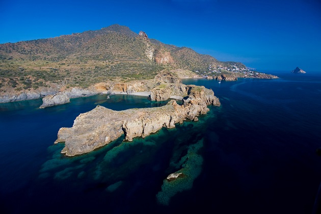 Viaggio in libertà tra il blu del mare e quello del cielo