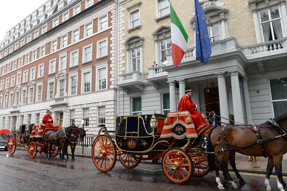 L’alta moda italiana di Michele Miglionico a Buckingham Palace