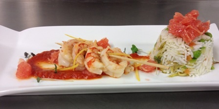 Riso basmati, verdure di stagione, gamberi e pompelmo rosso