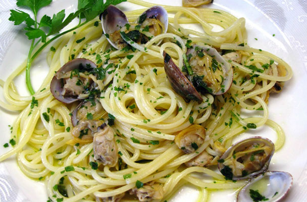 Spaghetti alle vongole, la ricetta superstar dell’estate