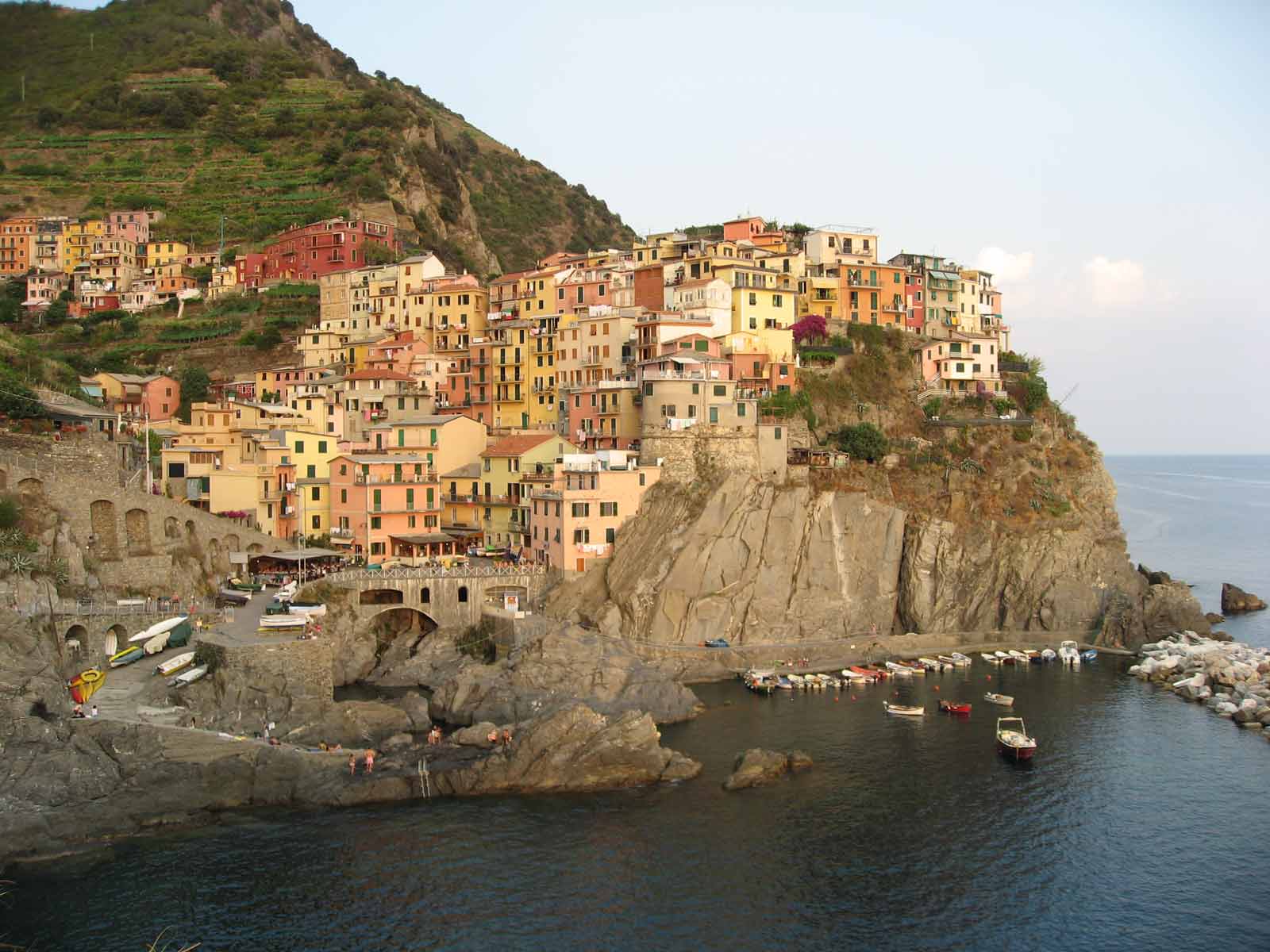Borghi  di  Liguria. Vernazza, lo Sciachetrà e il Petrarca