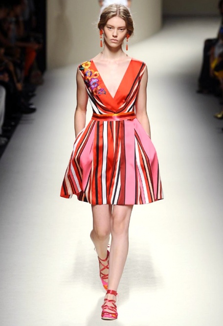 Milano Fashion Week. Alberta Ferretti sfila con classe e colore ma troppo folklore