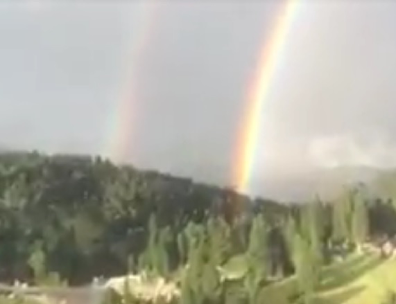 Uno spettacolare tuffo nell’arcobaleno