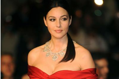 Strepitosa Monica Bellucci in topless, 52 anni e non sentirli
