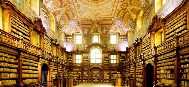 Si a foto di documenti e di libri in biblioteca