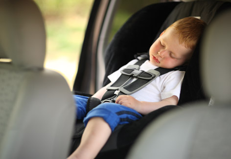 Come ‘sopravvivere’ a un viaggio in auto con i bimbi