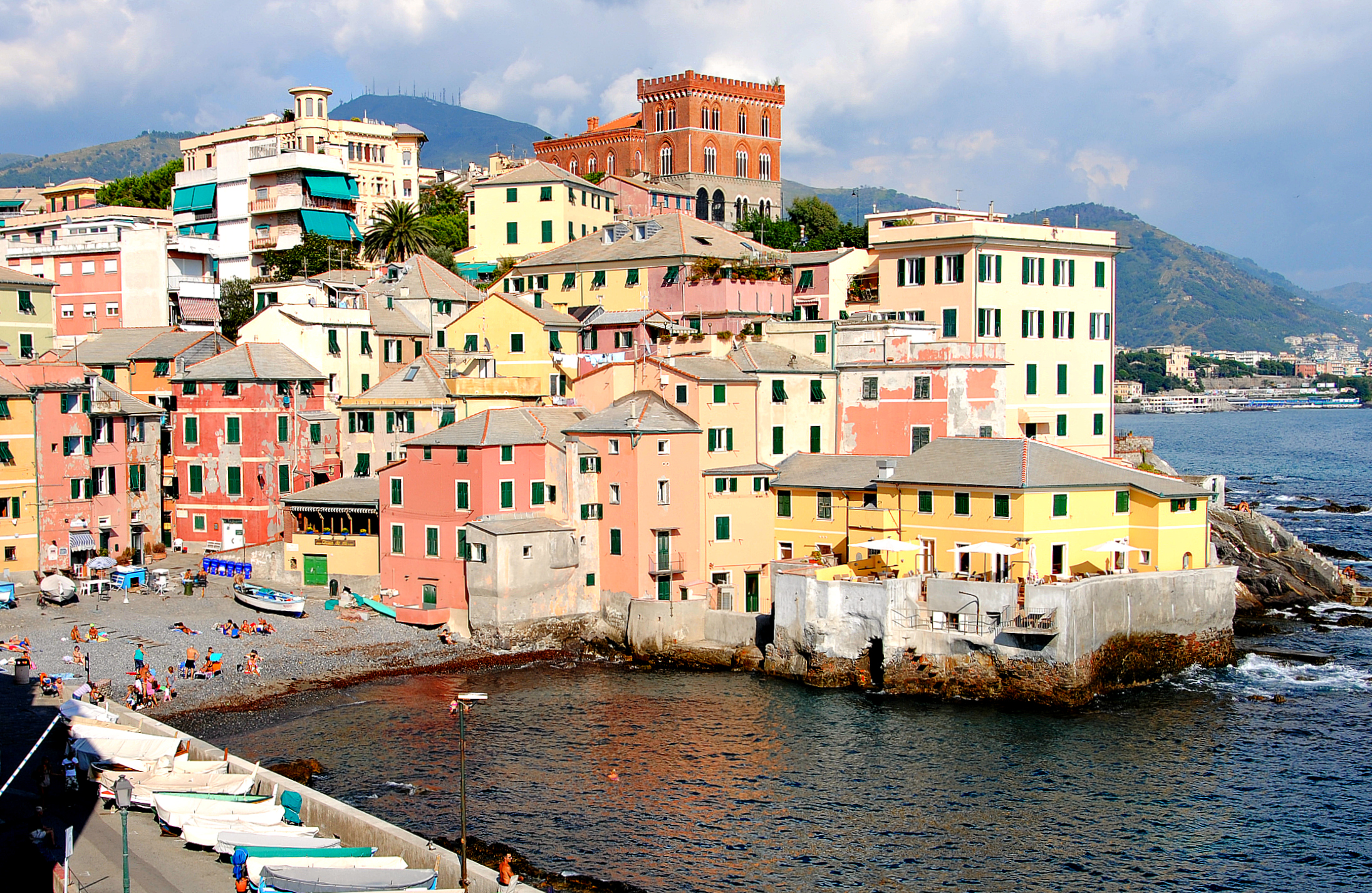 Borghi di Liguria. A Boccadasse, tra gelati, gatti e pescatori