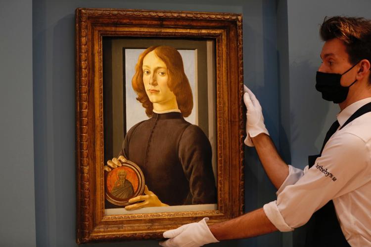 Botticelli da record all’asta Sotheby’s del “Giovane che tiene in mano un tondello”