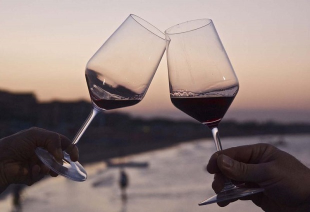 Più felici le coppie che condividono un buon bicchiere di vino