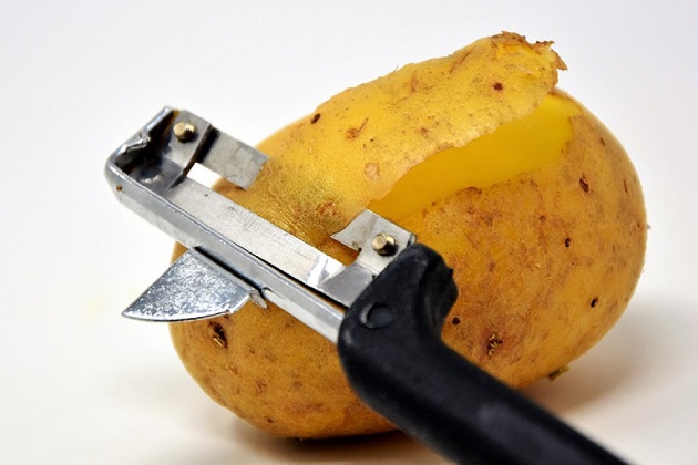 Zuppa gustosa di buccia di patate