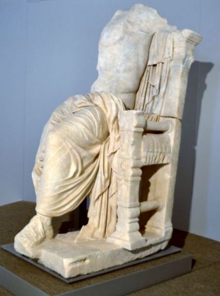 La statua di ‘Caligola in trono come Zeus’ è stata ritrovata.