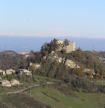 Canossa: un borgo sconosciuto ai piedi della rocca