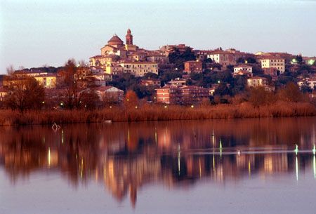 Borghi d’Umbria. Castiglione del Lago, tra lotte feudali e feste di colori