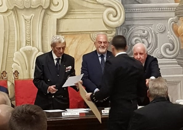 Il premio “Una vita dedicata al mare” consegnato all’amm. Lertora