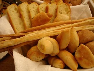 Via! Ai cestini del pane!