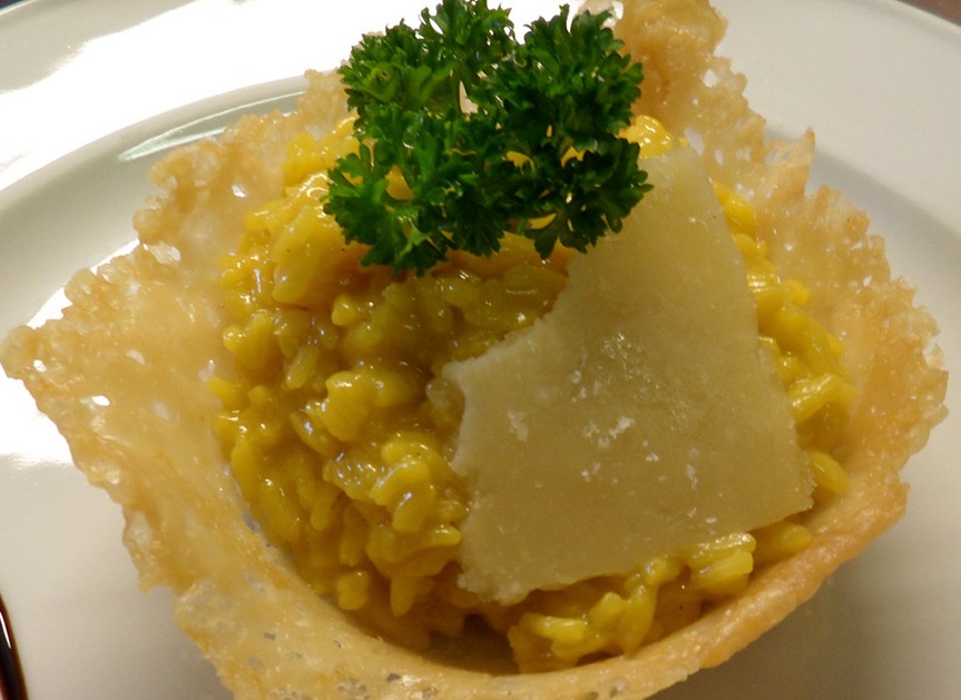 Piccoli cestini di parmigiano per servire risotti o antipasti