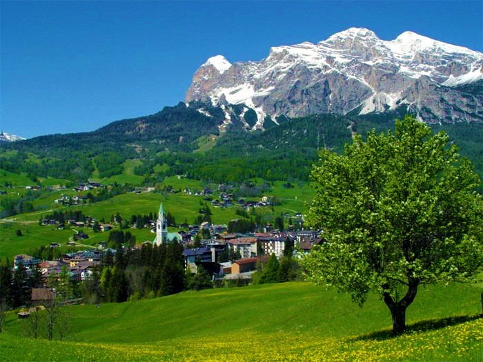 La perla delle Dolomiti tra paura della decadenza e vaghe nostalgie asburgiche