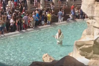 450 euro di multa per 5 minuti da Anita Ekberg /Video