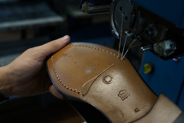 Così i “sarti delle scarpe” realizzano (al millimetro) le calzature su misura