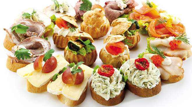 L’Arte Sublime del “Saccheggio del Frigo”. Gli Eroi del Finger Food