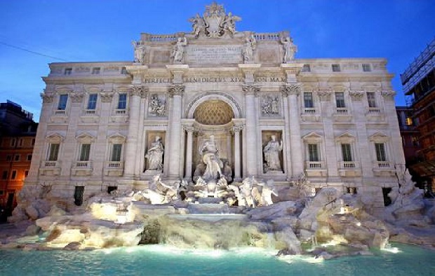 Fendi festeggia 90 anni con una sfilata a Fontana di Trevi