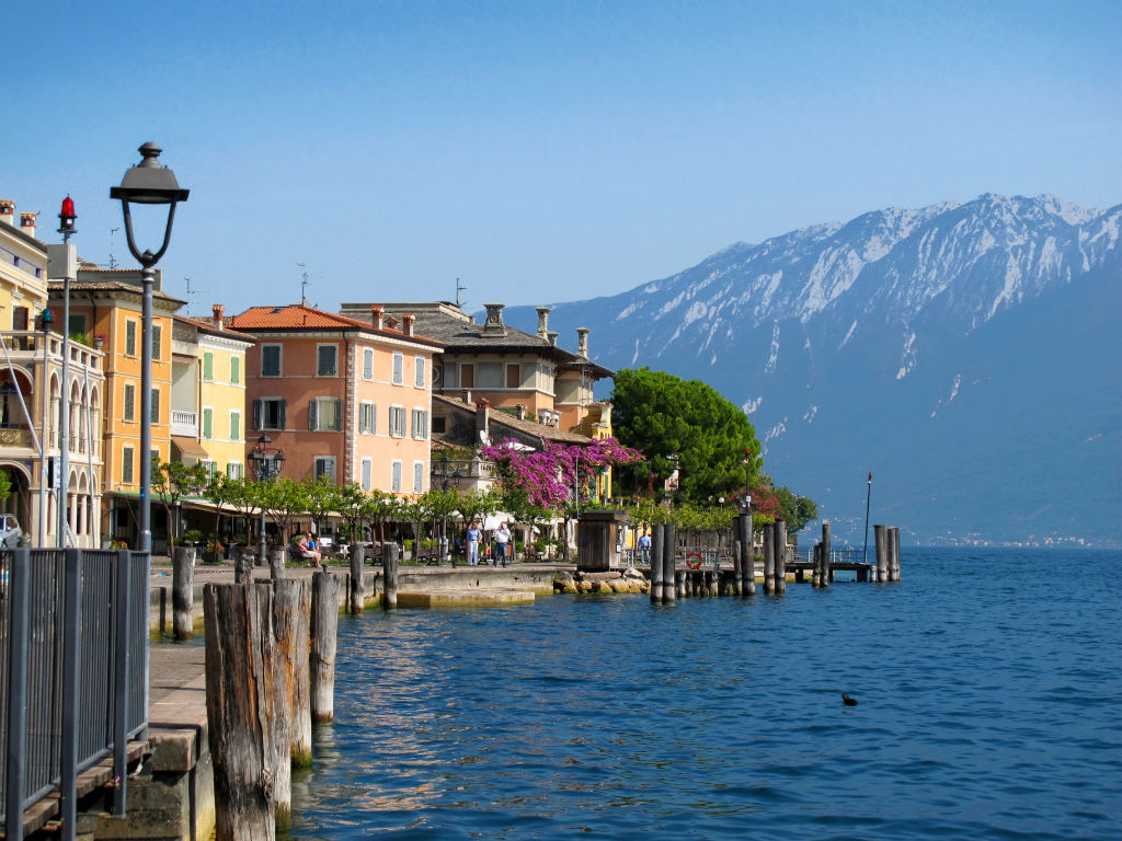 Un lago di limoni, pianoforti e poeti