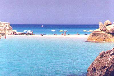 Nel blu dipinto di blu. I colori dell’isola nell’anima.