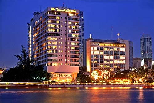 Mandarin Oriental hotel di Bangkok, dove sorridono anche i divani.