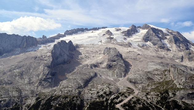 La Carovana dei ghiacciai di Legambiente sul ghiacciaio della Marmolada