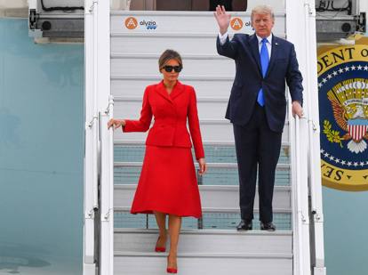 Melania a Parigi con un look rosso fuoco