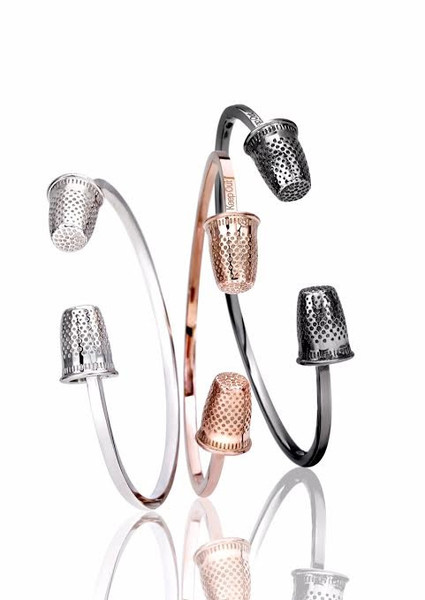 La leggera carezza di una leggenda: i bracciali con ditale