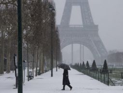 Chiusa la Torre Eiffel per neve