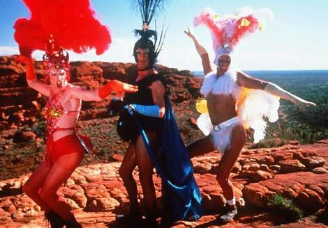 “PRISCILLA, PIUME E CHAMPAGNE”