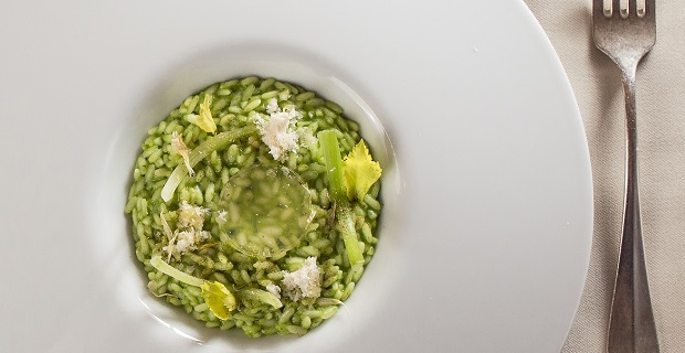 Risotto al sedano verde, camomilla e nocciole