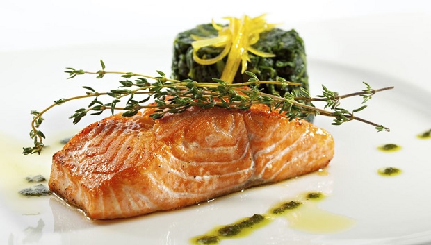 CardioCooking. Salmone al vapore, cipollotto e aneto