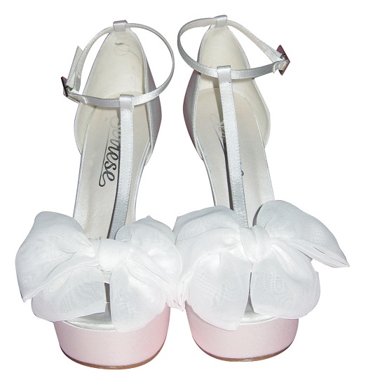 Tulle, pizzi francesi e cristalli per la sposa chic