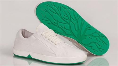 Arrivano le scarpe biodegradabili, dopo l’uso si piantano
